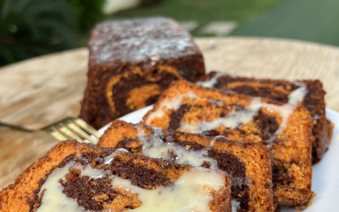 Cake Mármore de cenoura com cacau e ganache de chocolate branco