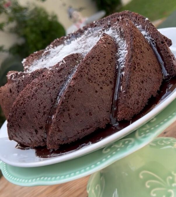 Bolo de cacau e coco ralado